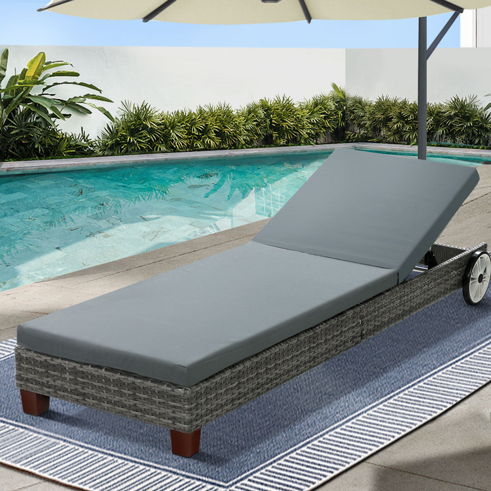 Sun Lounge Wicker Day Bed With Wheels