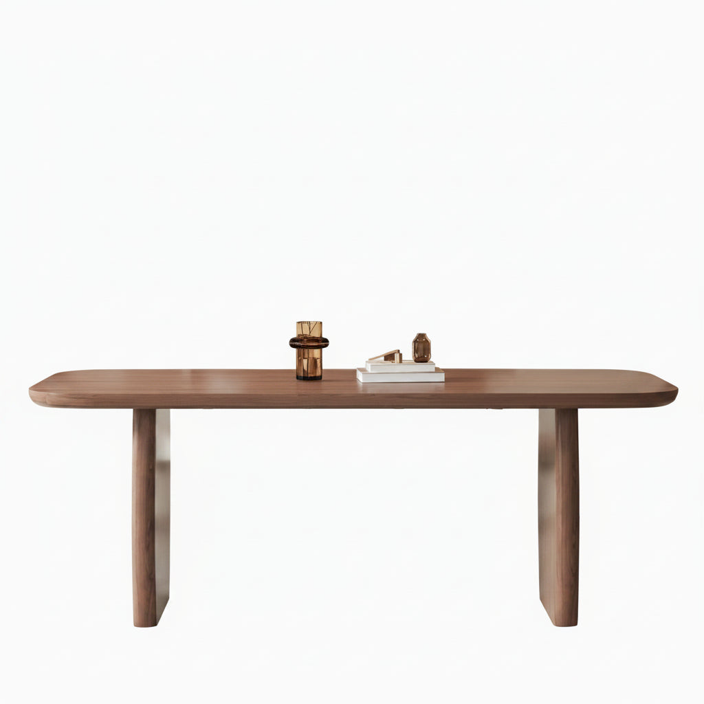 Wooden table with decorative items on a white background, featuring text in Chinese.